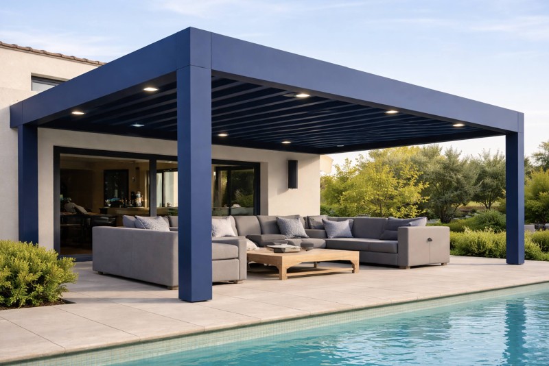 BLEU COBALT, couleur originale pour cette magnifique pergolas bioclimatique en aluminium Technal à la Ciotat