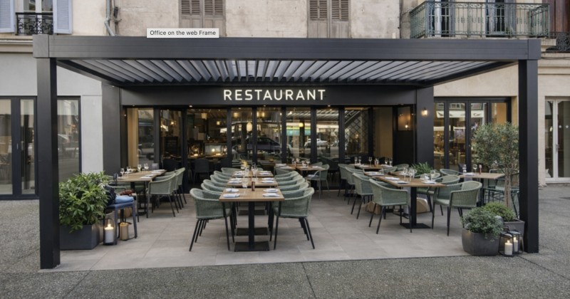 Pergola bioclimatique en aluminium sur mesure pour la terrasse d'un snack à La Ciotat