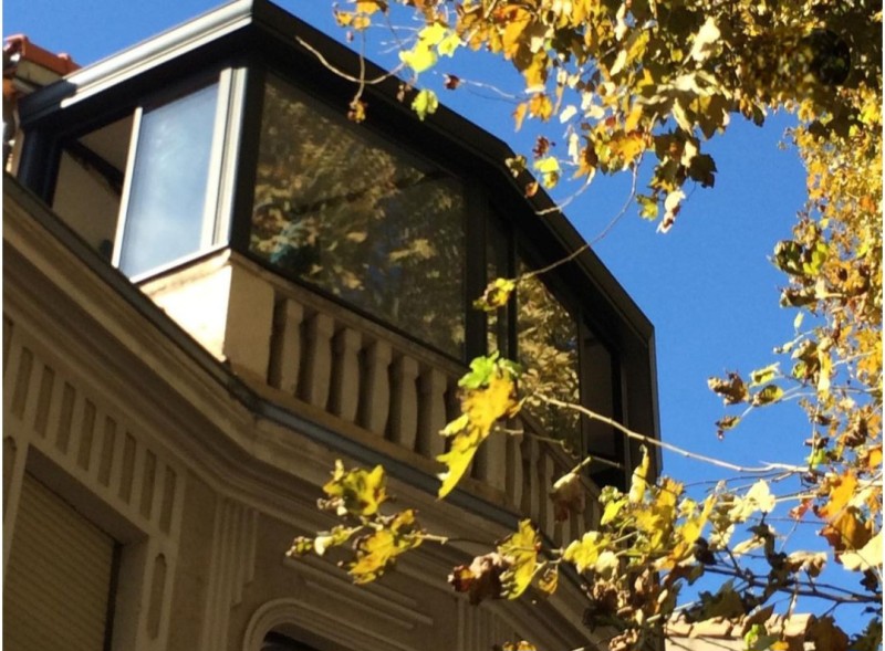 Extension en hauteur avec cette véranda en aluminium Technal pour profiter de la vue près de Marseille