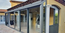 Une superbe fermeture de terrasse réalisée avec une couleur exclusive au catalogue Technal : le Gris Métal Givré près de Salon de Provence