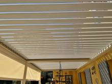 Installation d’une pergolas bioclimatique à lames orientables en aluminium TECHNAL sur une terrasse à Fuveau