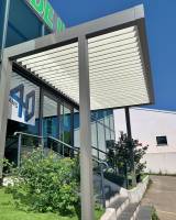 Notre Showroom de Gardanne vous propose un exemple de pergola bioclimatique avec poteau déporté