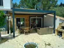 Installation d’une pergolas bioclimatique à lames orientables en aluminium TECHNAL avec éclairage LED et stores ZIP à Lançon-de-Provence