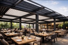 pergolas bioclimatique noir ultra en aluminuim Technal XXXL pour la grande terrasse ce restaurant près de Cassis