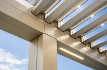 Magnifique pergolas bioclimatique brun lacté en aluminium Technal, lumière intégrée installée à Belcodène