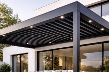 Installation d'une pergola bioclimatique grise anthracite en aluminium Technal avec éclairage intégrée près de la Ciotat