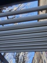 Pergola bioclimatique en aluminium sur mesure pour la terrasse d'un snack à La Ciotat