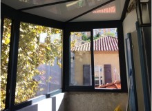 Extension en hauteur avec cette véranda en aluminium Technal pour profiter de la vue près de Marseille