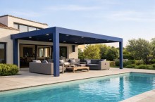 BLEU COBALT, couleur originale pour cette magnifique pergolas bioclimatique en aluminium Technal à la Ciotat