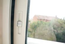 Remplacement d'une ancienne véranda par une véranda en aluminium Technal de couleur blanche près de la mer dans le Var