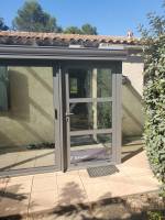 Installation d'une véranda en aluminium TECHNAL gris métal givrée près de Puyloubier