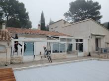 Pose de véranda sur mesure en aluminium Technal de couleur blanche à Martigues