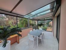 Pose d'une véranda en aluminium de marque Technal de couleur noire à Fuveau