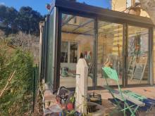 Installation en cours d'une véranda avec toit totalement vitrée en aluminium Technal à Plan de Cuques