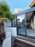 Installation d'une belle véranda en aluminium de la marque Technal avec toiture en lame orientable près de Peypin