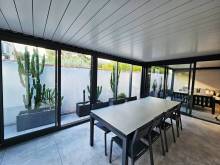 Pergola en aluminium de marque Technal avec installation de coulissants fabriquée dans notre atelier posée chez des clients à Eguilles
