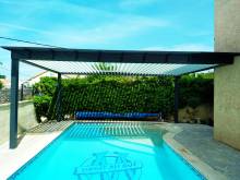 Installation d'une pergola en aluminium grise anthracite de la marque Technal à Gignac-la-Nerthe