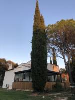 Fabrication et installation d'une véranda en aluminium de 44m² sur une terrasse existante, avec toiture isolante et puit de lumière à Pourrières