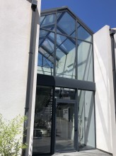 Verrière hall d’entré en aluminium TECHNAL posée sur structure acier, dans le bassin d’Aubagne avec vitrage à contrôle solaire