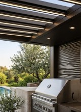 Installation d'une pergolas de couleur Dakar R-Brown bioclimatique en aluminium Technal à Belcodène pour l'installation d'une cuisine d'été