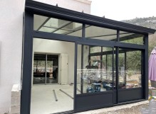 véranda en aluminium Technal de couleur noire près d' Aix en Provence