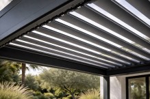Installation pergolas bioclimatique à lames orientable en aluminium TECHNAL gris anthracite pour salon de jardin pour une nouvelle maison à Cassis