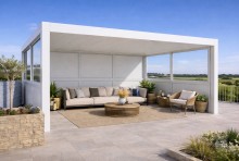 Installation d'un carport en alumininum de couleur blanche près d'Aubagne transformé en abris pour un salon de jardin près d'Aubagne