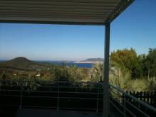 Installation d'une pergola bioclimatique blanche en aluminium pour couvrir une terrasse face à la mer à Bandol