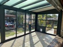 Profitez du soleil bien à l'abri dans votre véranda lumineuse et confortable !